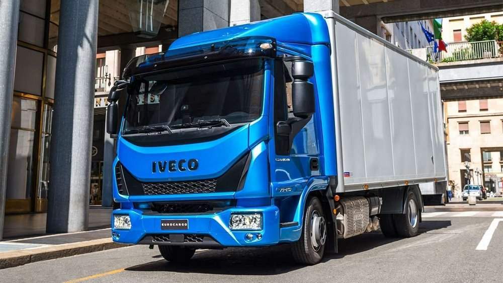 Синий грузовик Ивеко ЕуроКарго 2017