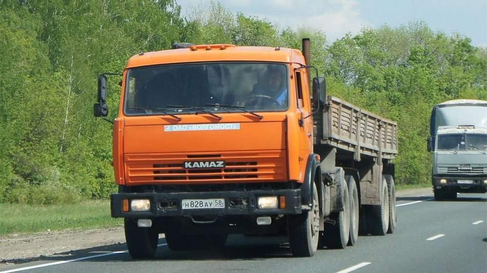 КамАЗ-54115 на дороге