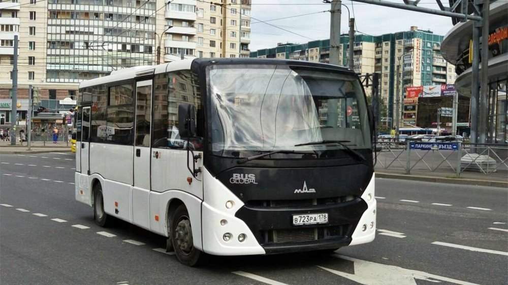 Белый автобус МАЗ-241