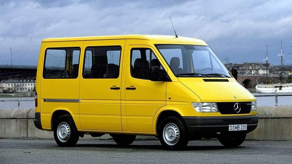 Желтый фургон Мерседес-Бенз Спринтер 1 поколения