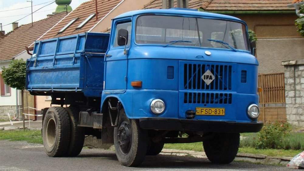 Синий грузовик ИФА В50