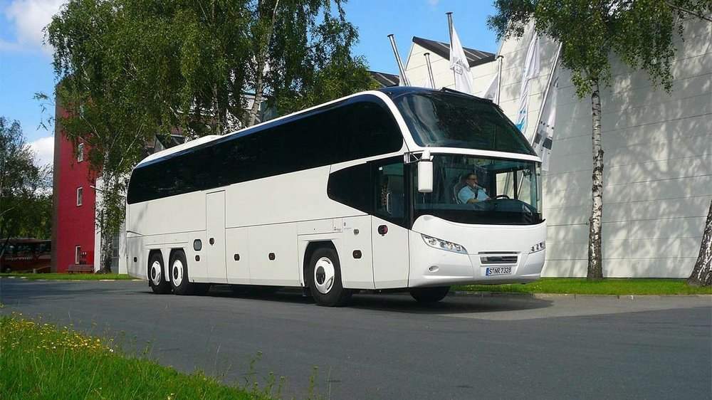 Белый автобус Neoplan Cityliner