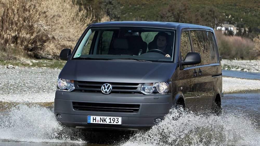 Volkswagen Transporter T5 едет по воде
